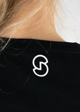 Perfect Little Black Tee with short sleeves and a small white Susimust logo at nape from Susimust SS19 collection - close up of the logo detail at back nape